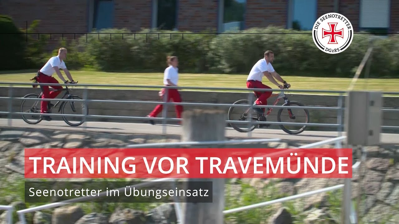 Seenotretter-Training vor Travemünde