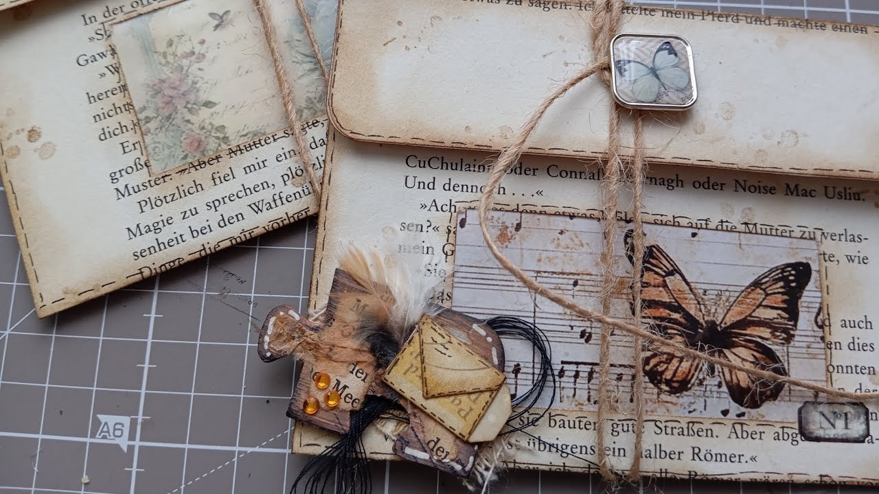 Gehäkeltes Bärchen und ein Umschlag aus Buchseiten nach einer Idee von @writeoutloudstudio 