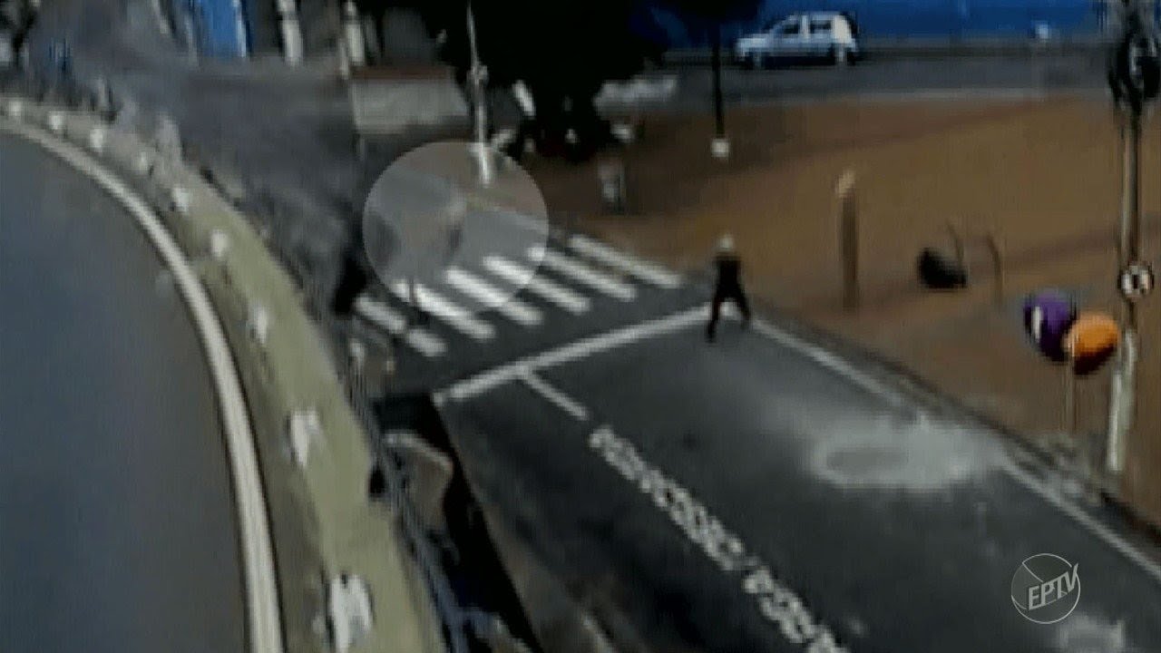 carro despenca de viaduto no Centro de Campinas