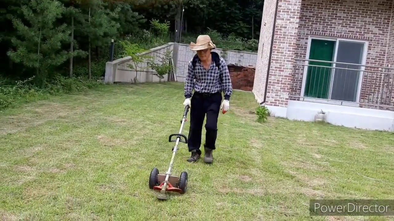 잔디 !  예초기에 바퀴를 장착하면 쉽게 깎을 수 있다 !
