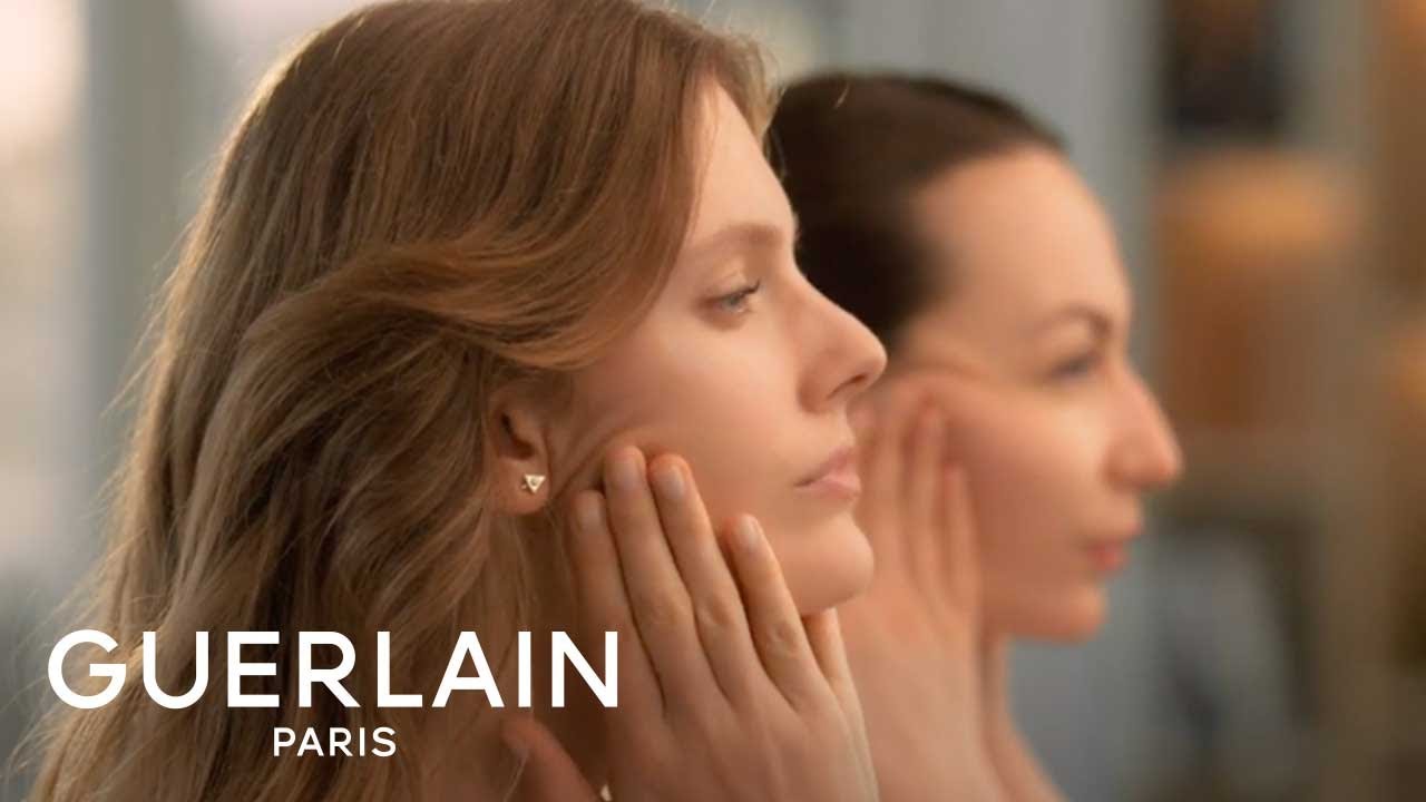 GUERLAIN | Abeille Royale Double R Advanced Renew & Repair Serum: Constance Jablonski’s Royal Moment