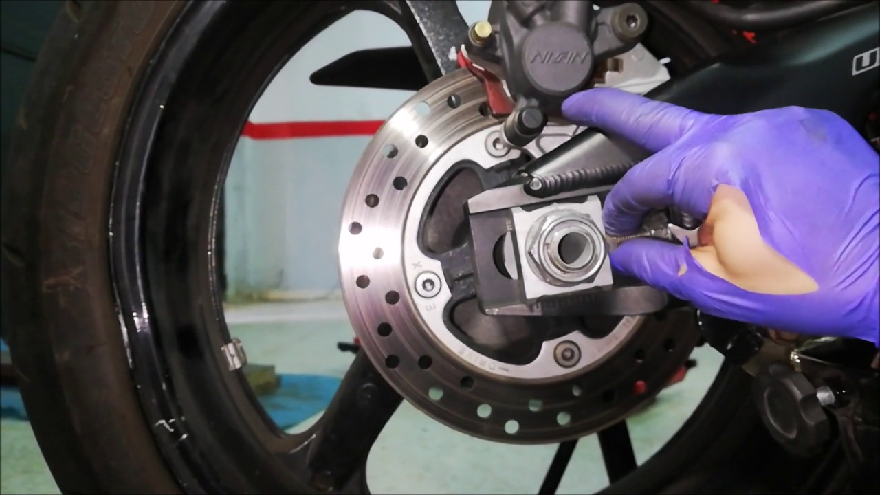 como tensar la cadena de tu moto
