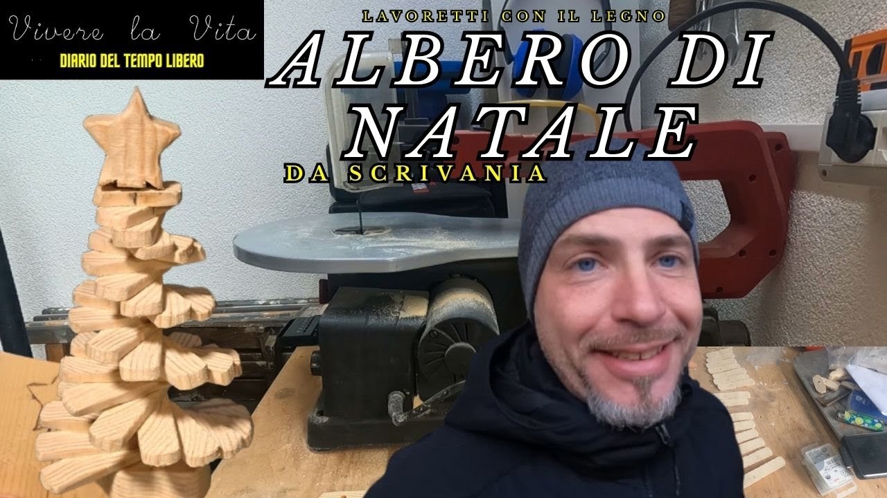 Piccolo albero di Natale da scrivania in legno