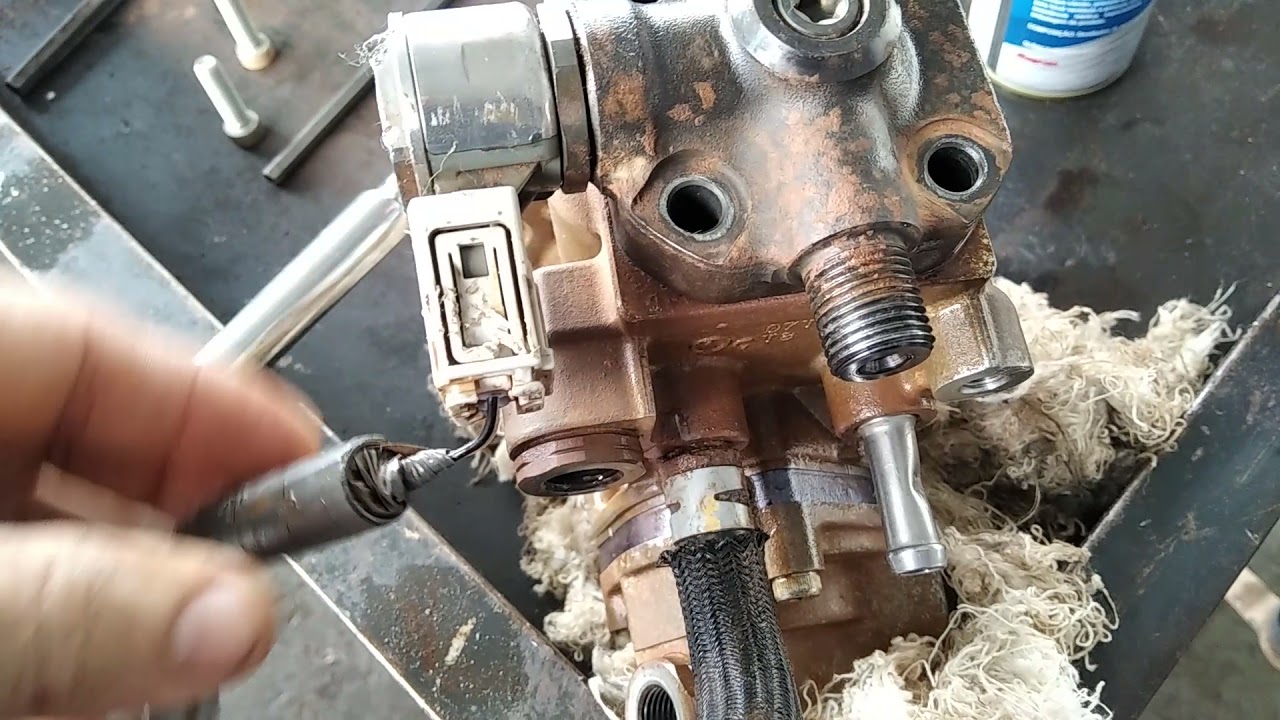 SUBSTITUINDO A BOMBA DE ALTA DA HILUX 2.8/2017