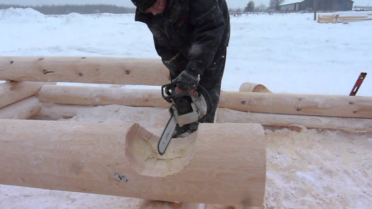 Окорка бревна рубанком, вырубка чаш.
