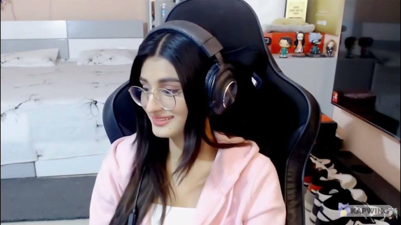 @PAYAL GAMING reaction on @KAIzER Superchat on Live Stream🤣 | DeVIL GAMING YT | #shorts #viral #bgmi