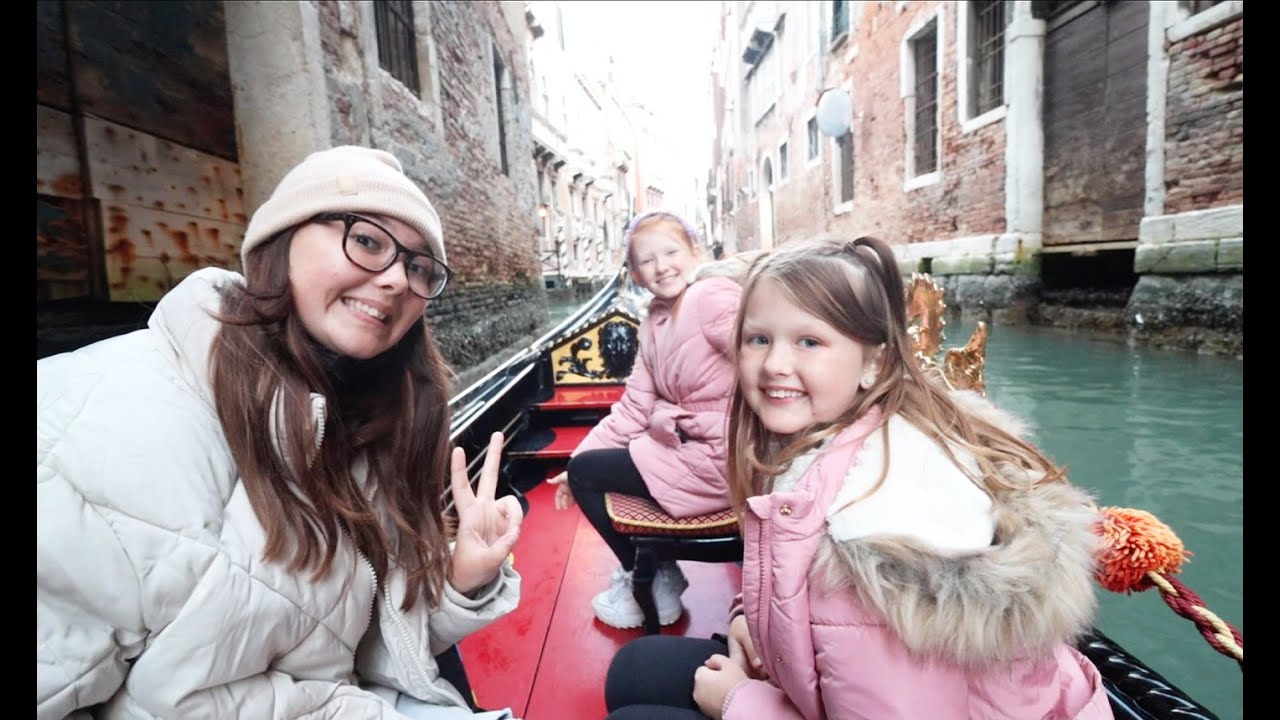 TOURING VENICE IN THE DAY TIME ON A GONDOLA!