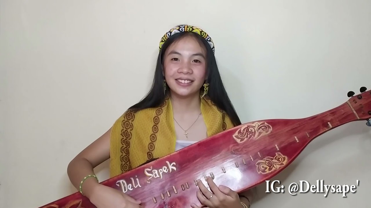 Cewek Dayak main Sape Lagu  