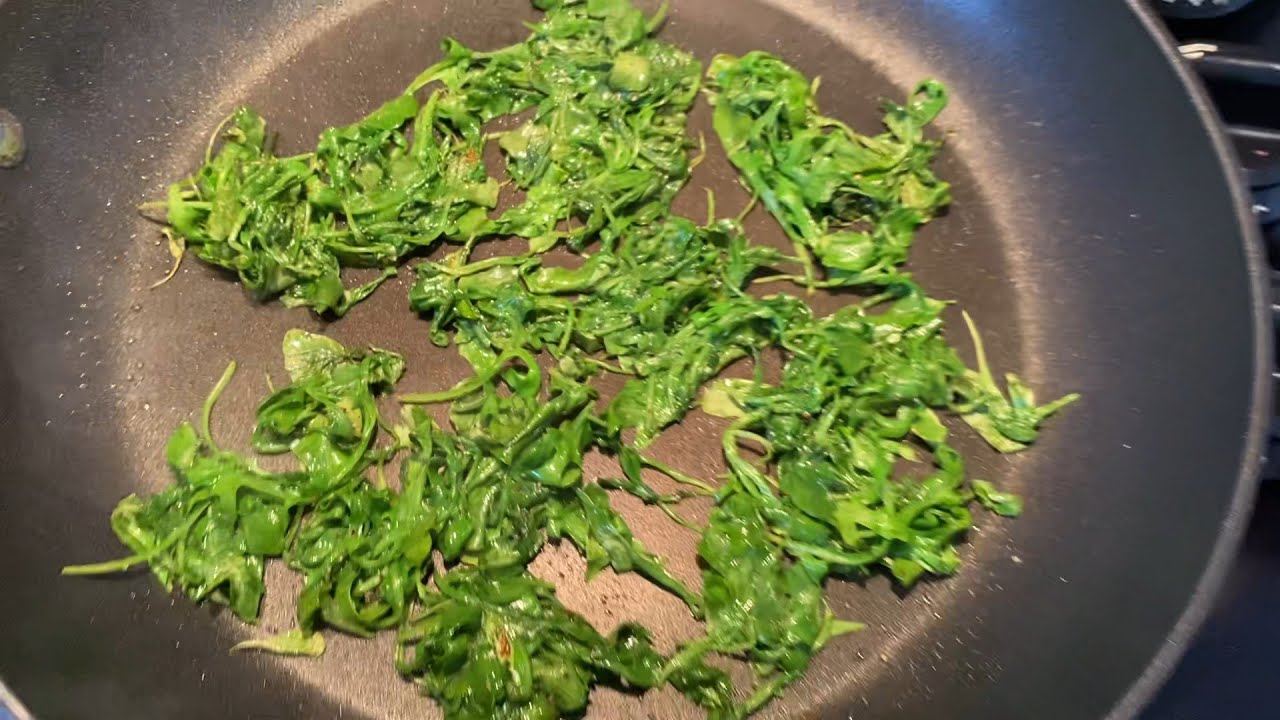 Can you cook arugula? Yes yes yes! This easy sauteed arugula recipe is a perfect for a healthy diet!