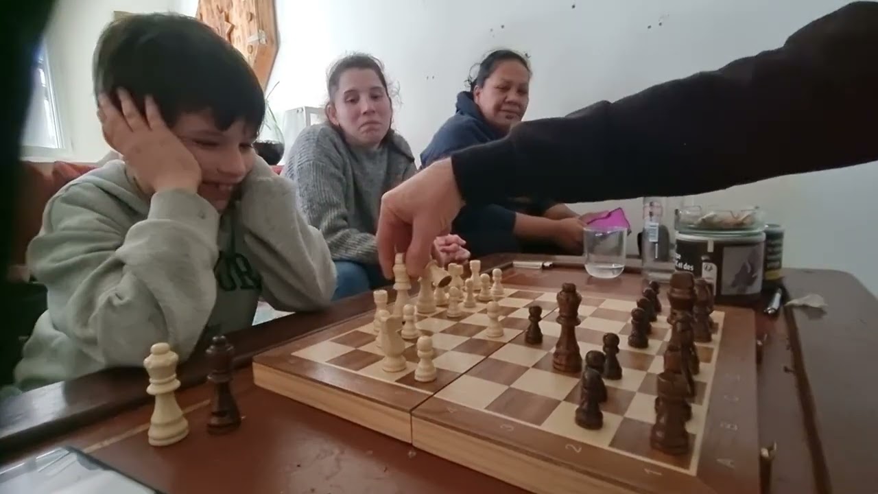 Jason joue aux échecs