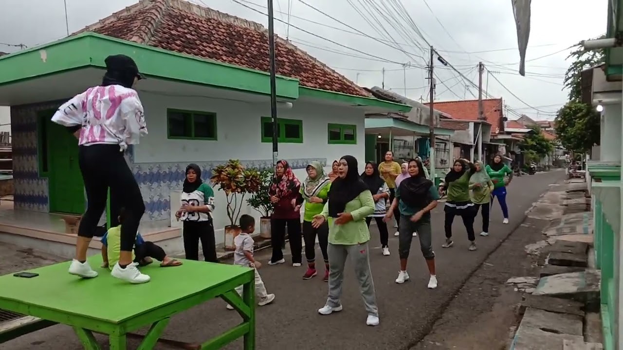 Senam Airobik RW O5 Kebonsari Kulon #senam #dance #dancer #senamaerobik #senamkreasi #senamsehat 