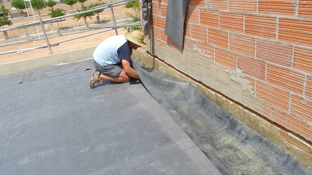 Colocación de lámina EPDM. Pegado sobre pared