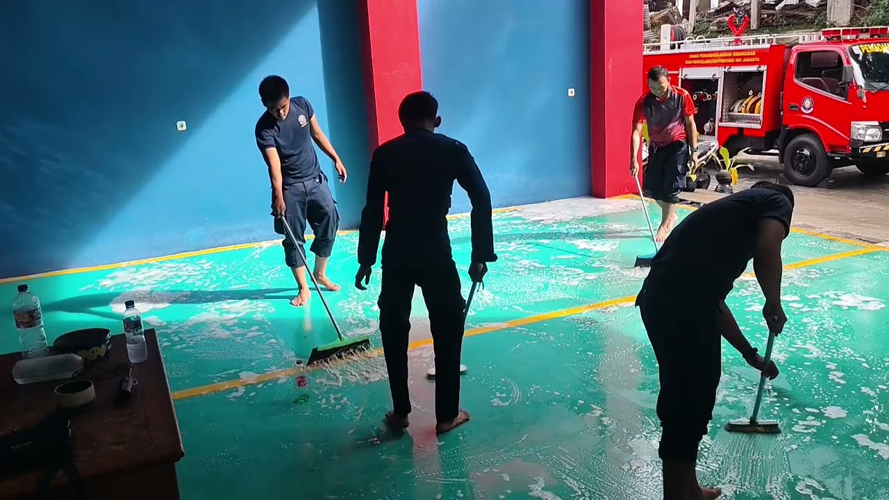 Melaksanakan Kebersihan Pos Pemadam Pejaten Barat 