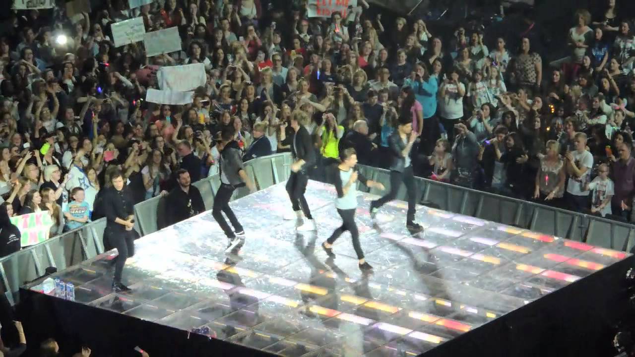 One way or another - Liam Payne drags Niall Horan around stage