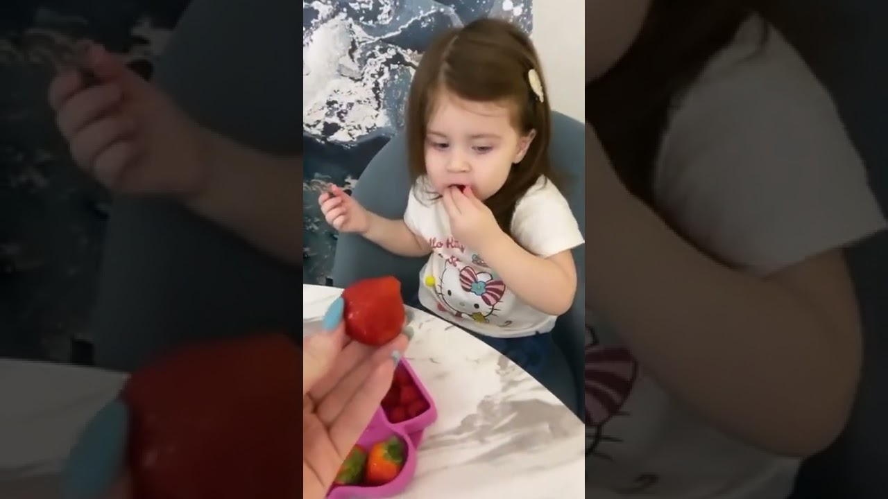 Софиюшка проголодалась🍓