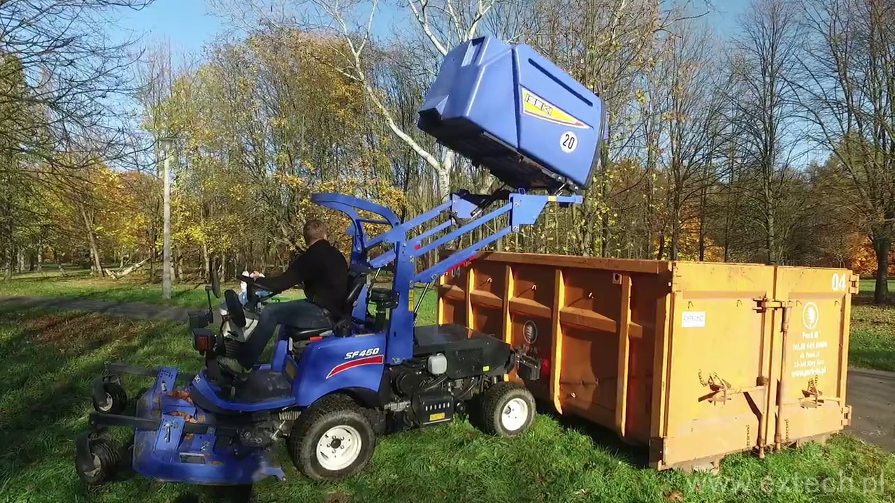 Kosiarka Iseki SF450 podczas zbierania liści