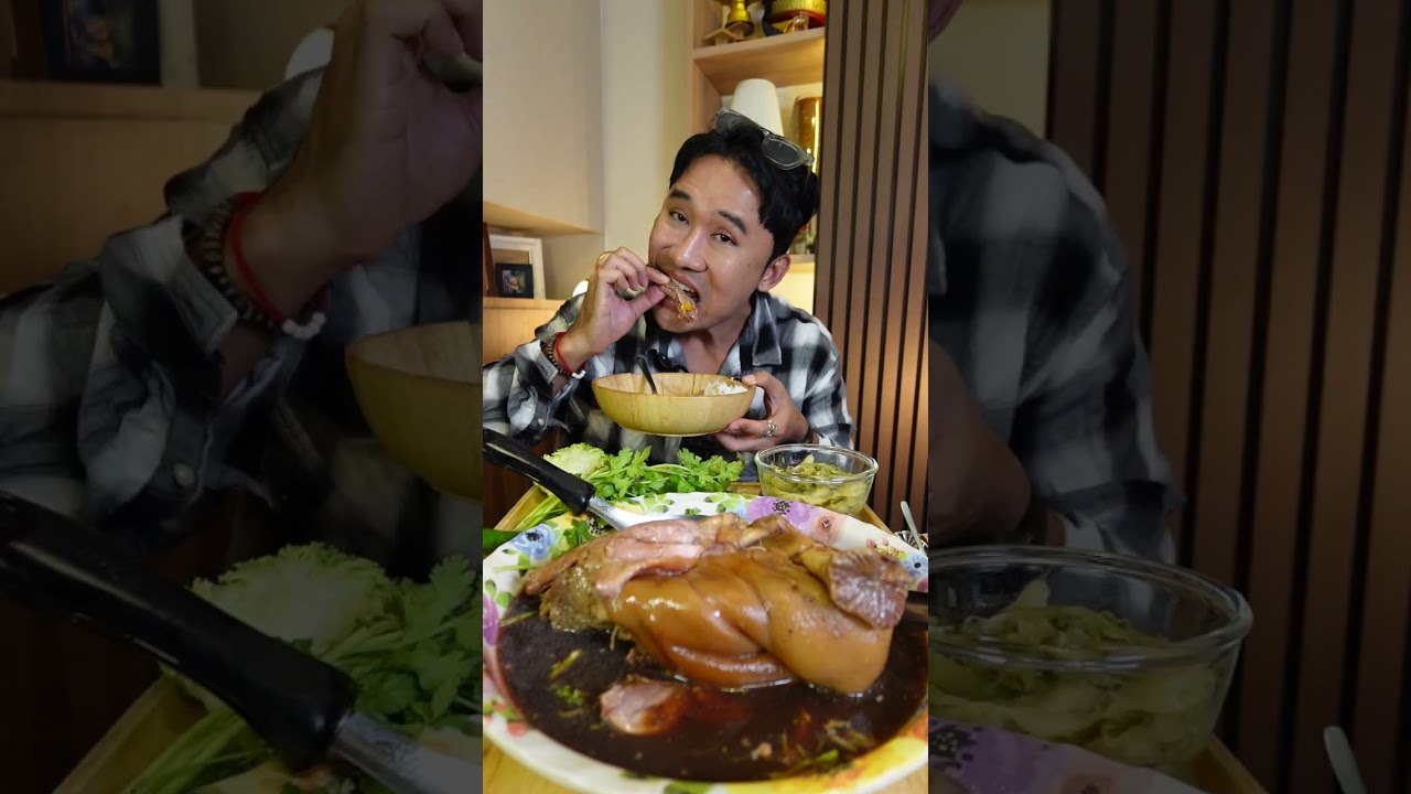 Тушеная свиная нога из тайского придорожного ларька, невероятно вкусная! 489 бат. Целая нога! (Ед...