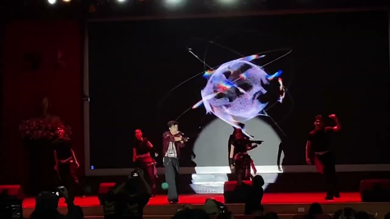 chẳng sai đâu mà - Lezii ( Lê Bin Thế Vĩ) live at AJC // fancam
