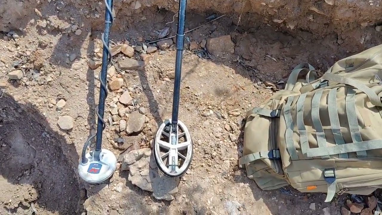 Em busca de ouro na serra cheia de entulhos dos antigos . Você escolhe qual?