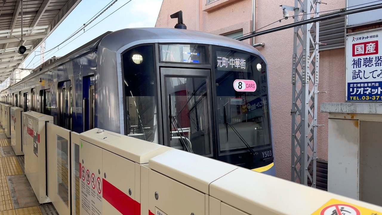 横浜高速鉄道Y500系Y513F（各駅停車元町・中華街行き）、東京メトロ17000系17105F（特急元町・中華街行き）