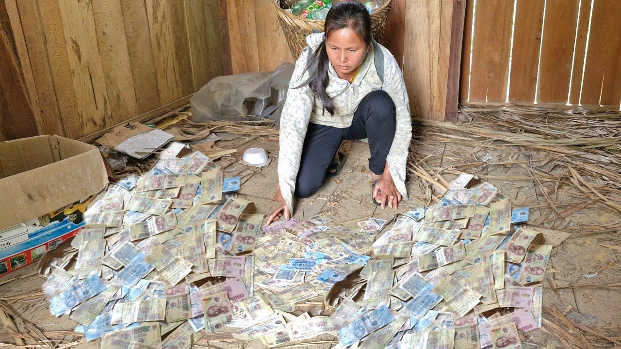 Poor girl luckily found a large amount of money in an abandoned house