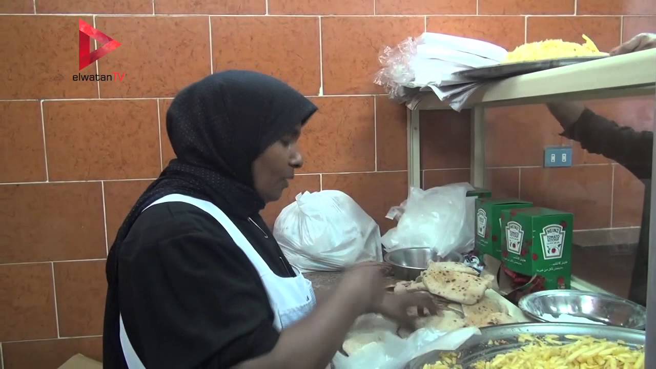 أم أميرة.. ساندوتش بطاطس يُخفي قصة كفاح