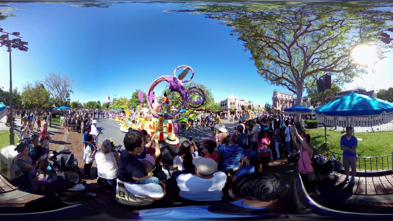 06.17.2017 Disneyland - Mickey's Soundsational Parade (VR 360)