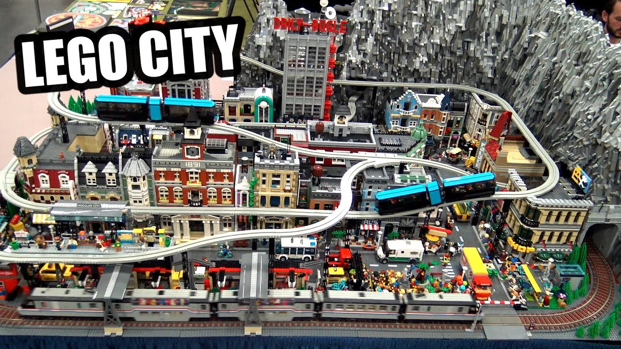 Гигантский модульный поезд LEGO City с горным туннелем