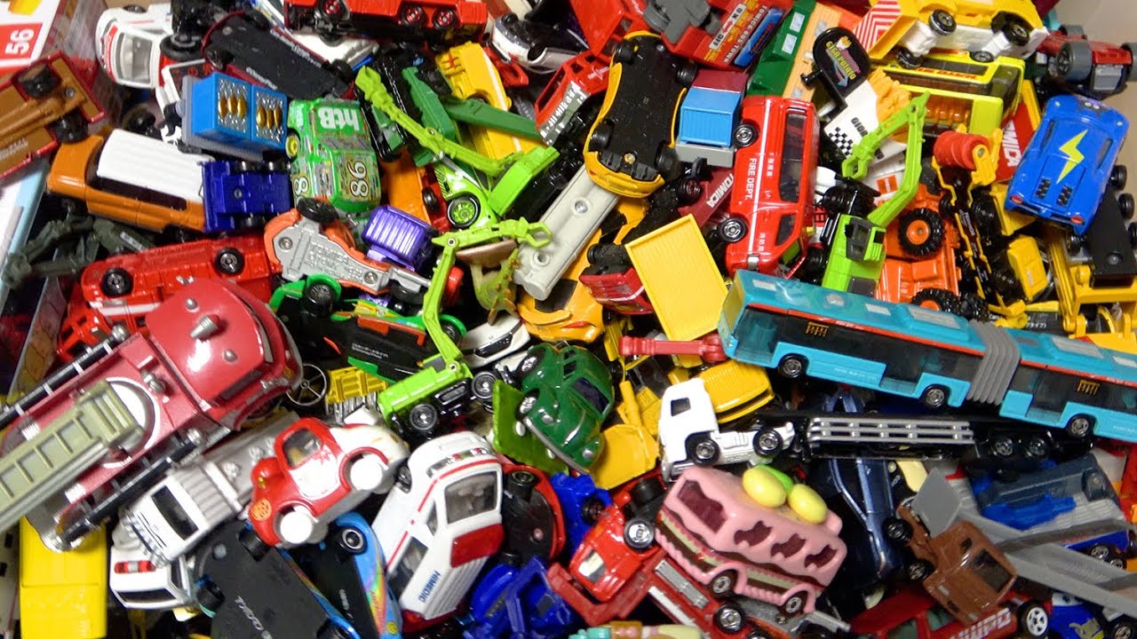 このトミカを子供に与えていたなんて！！遊ばなくなったトミカを片付けたら謎車両が結構あった