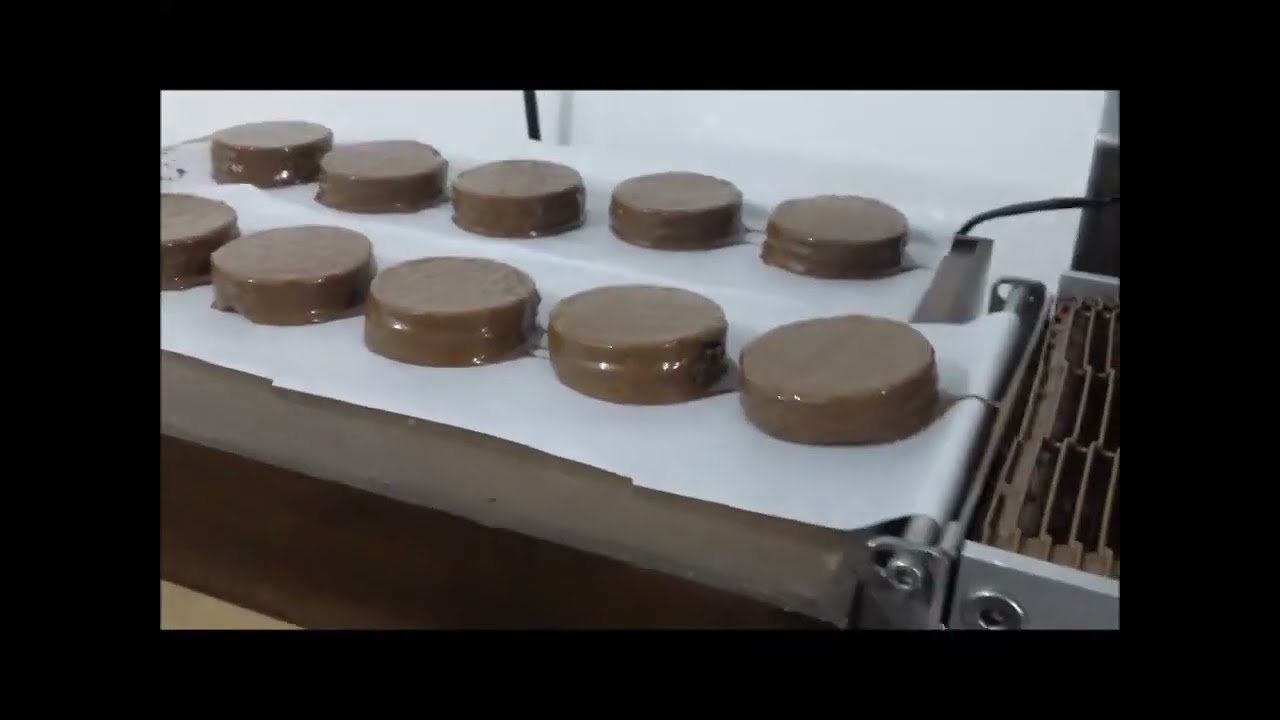 Mini Cobrideira de Chocolate com Túnel de Resfriamento, barra cereal, biscoitos, alfajor, pão de mel