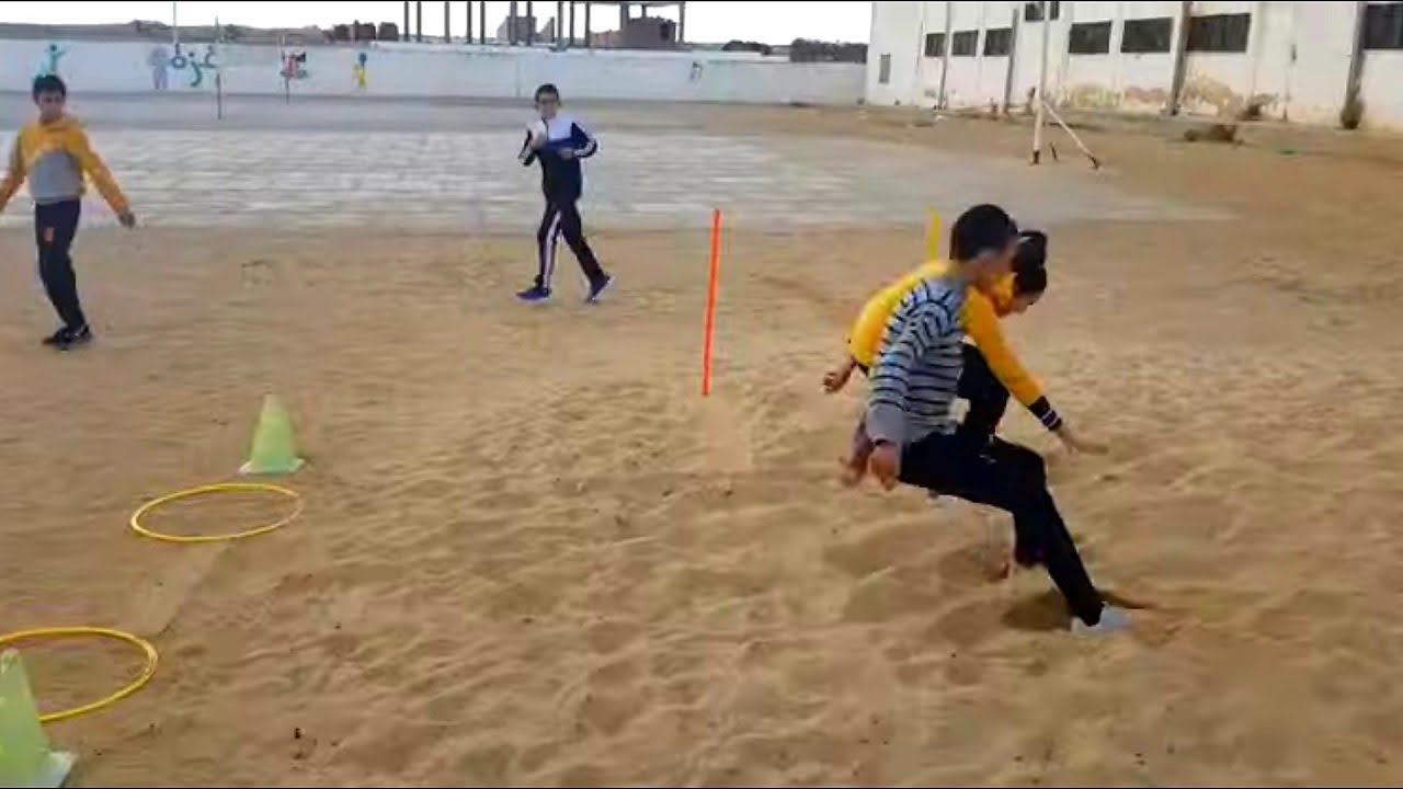 EPS/CYCLE SAUT LONGUEUR/ECHAUFFEMENT SPÉCIFIQUE _SAUT AVEC ELAN A DISTANCE VARIÉE