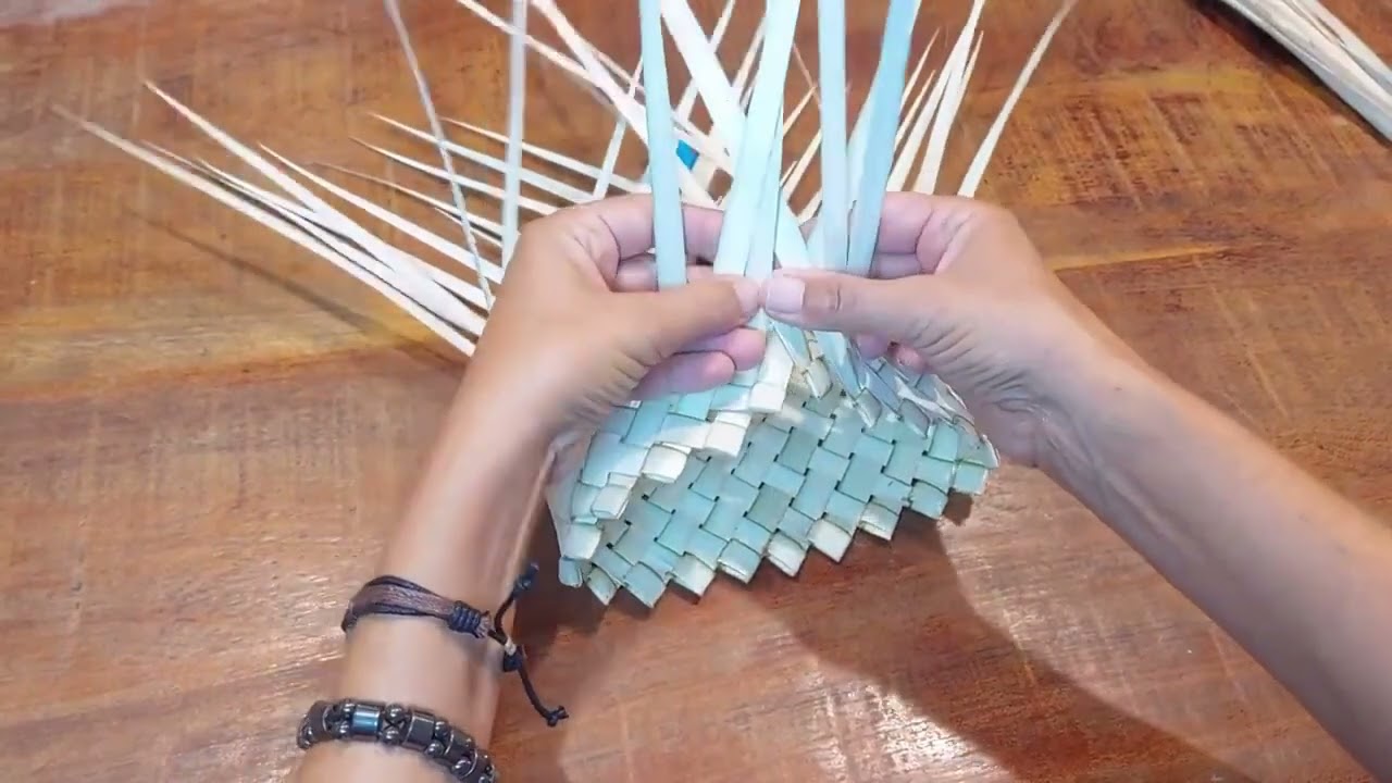 HOW TO WEAVE A LAMPSHADE FROM PALM LEAVES סרטון הדרכה לקליעה  של אהיל מלולב