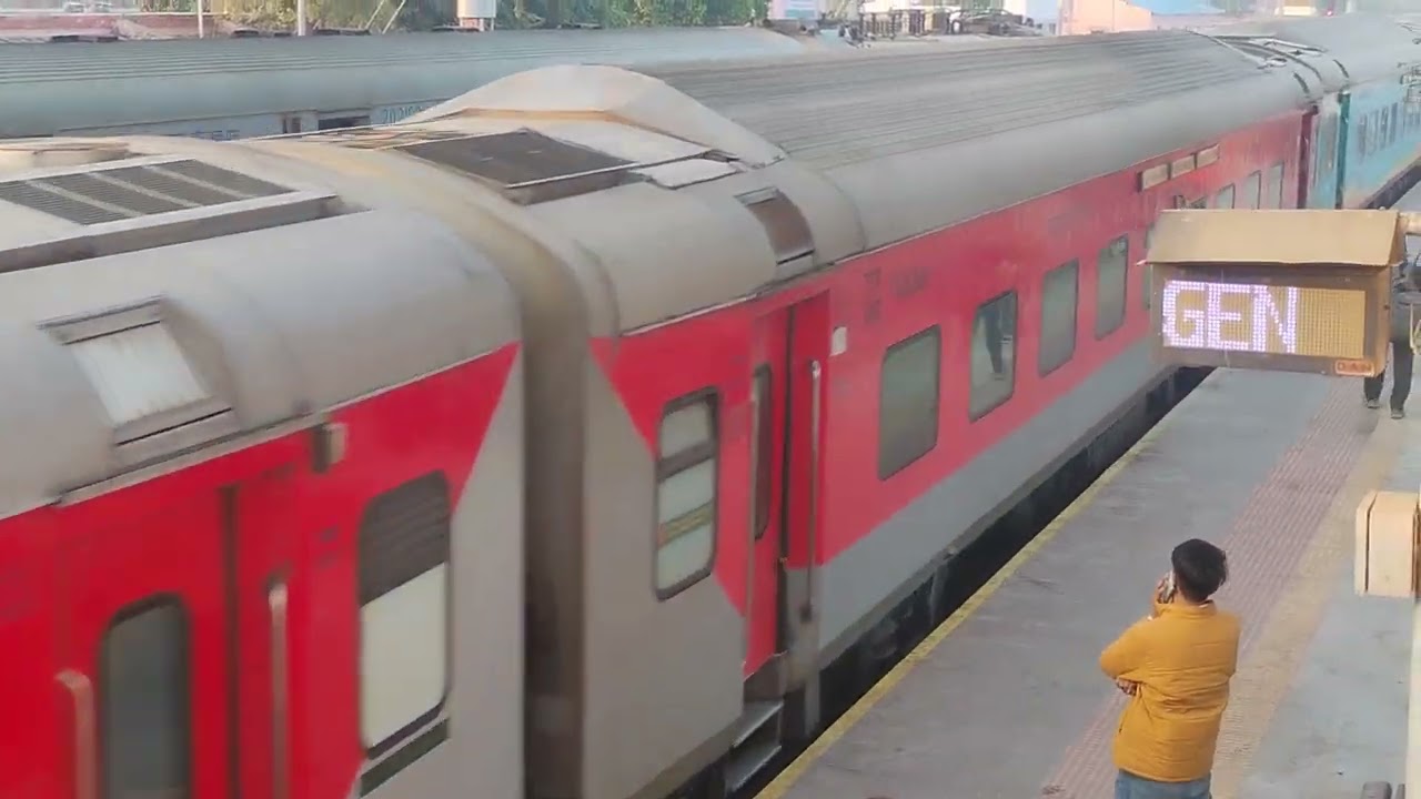 Akku dj hindaun city ek hi time per Avadh express donon side ki arrival hoti Hui Bayana junction 