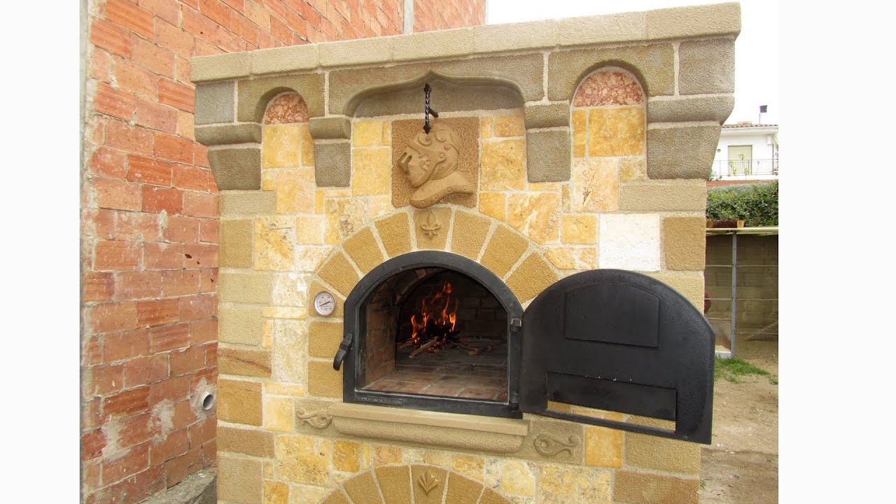 Horno de leña artesanal en piedra.