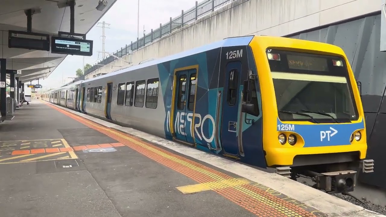 2 X’trapolis arriving at Epping Station 