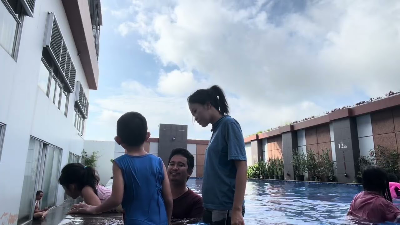 Berenang di Hotel Royal Jelita