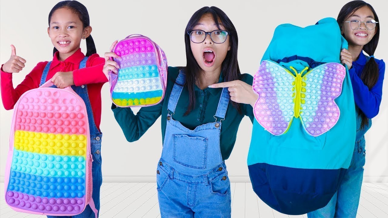 ¡Charlotte tiene Mochila Gigante y no puede aprender bien en escuela!