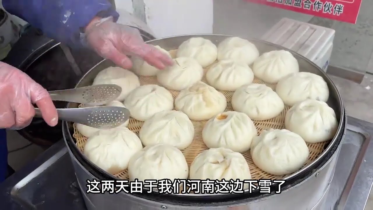 今天天气冷 、爸妈也多包了两笼屉的包子，希望今天能卖完#河南姑娘在内蒙   #抖音