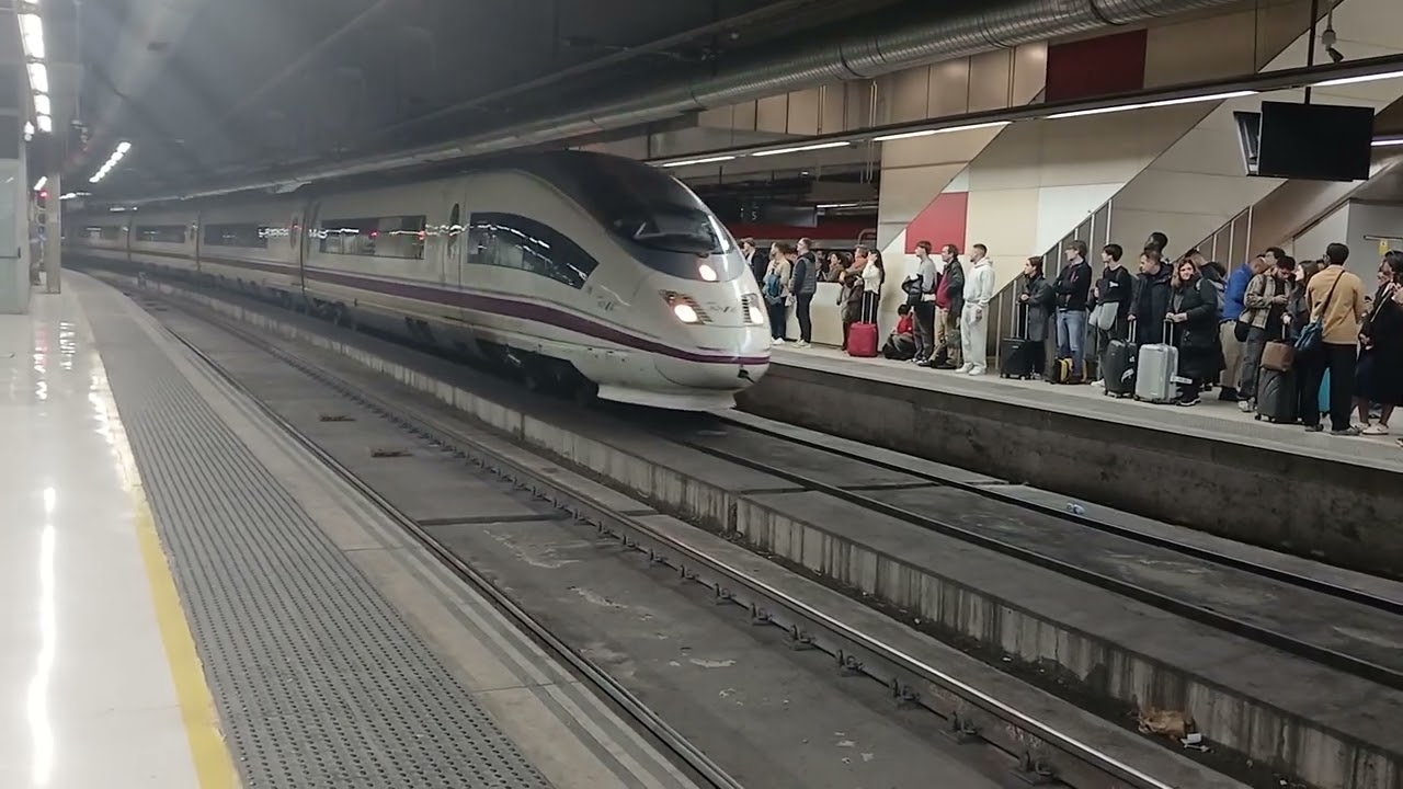 Renfe AVE 103 VELARO entrando en BCN Sants hacia Girona y Figueres Vilafant 