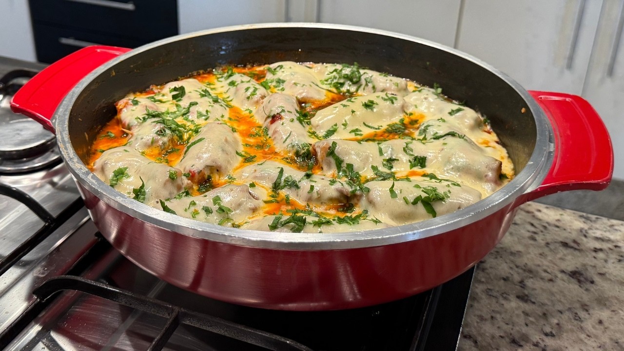 Enroladinho Mineiro ao Molho 🍖 O Segredo da Carne Recheada que Derrete na Boca!