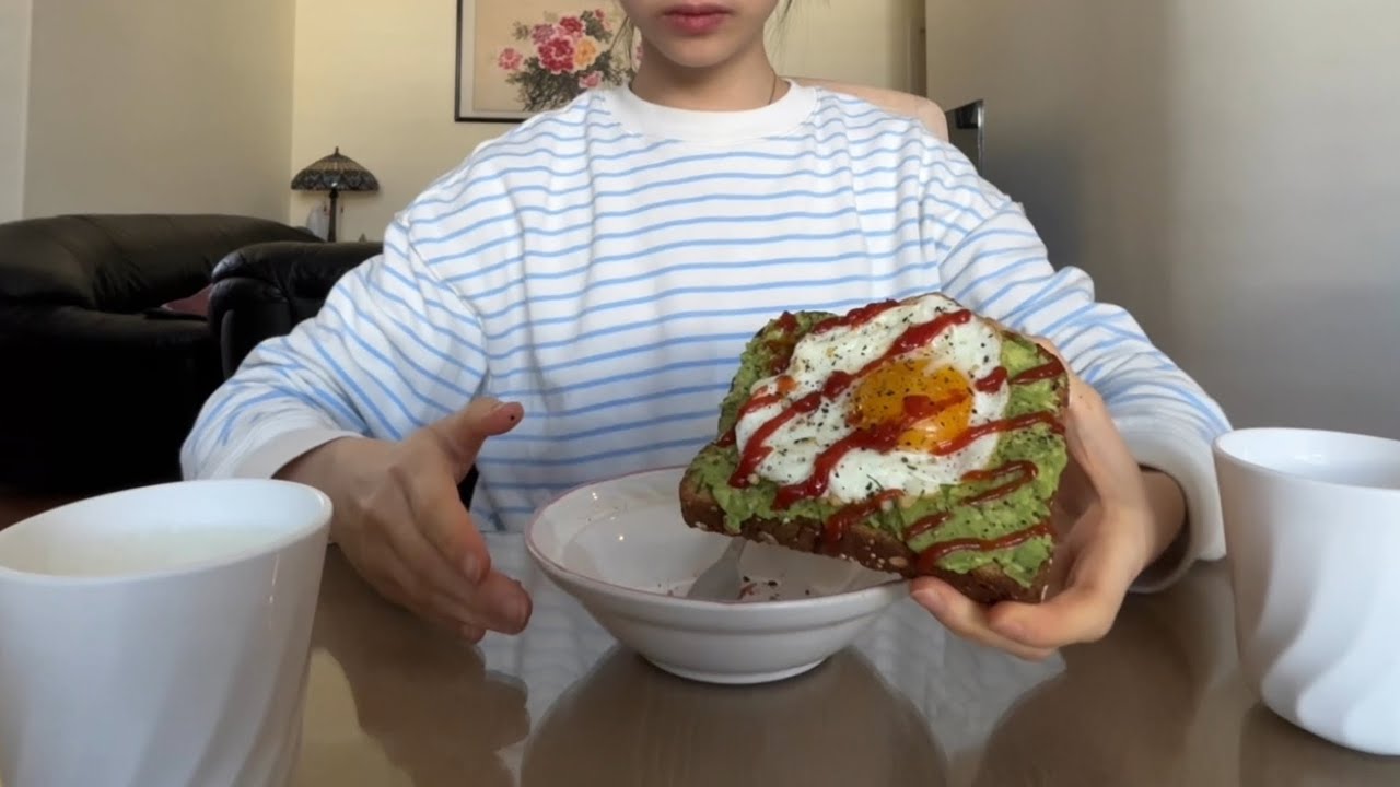Avocado toast with fried egg #asmr #mukbang 