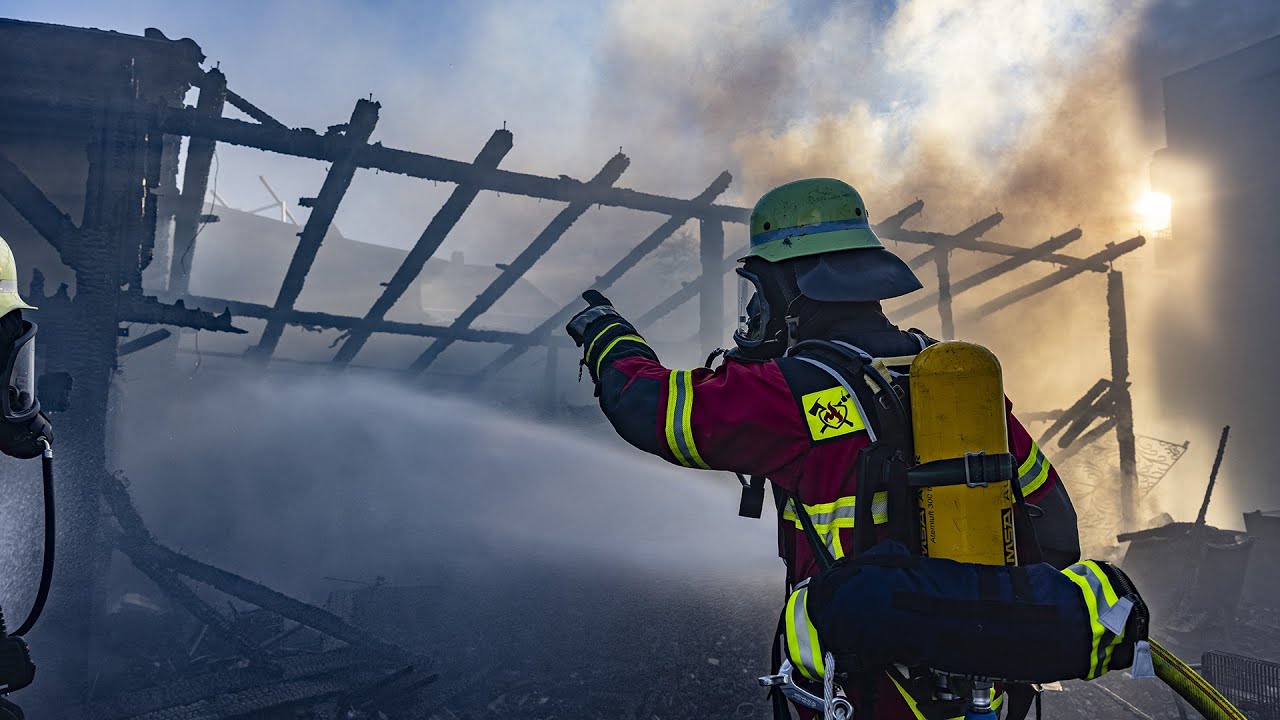 In Wiesau steht eine Scheune und ein Nebengebäude in Flammen: Zahlreiche Feuerwehren im Einsatz