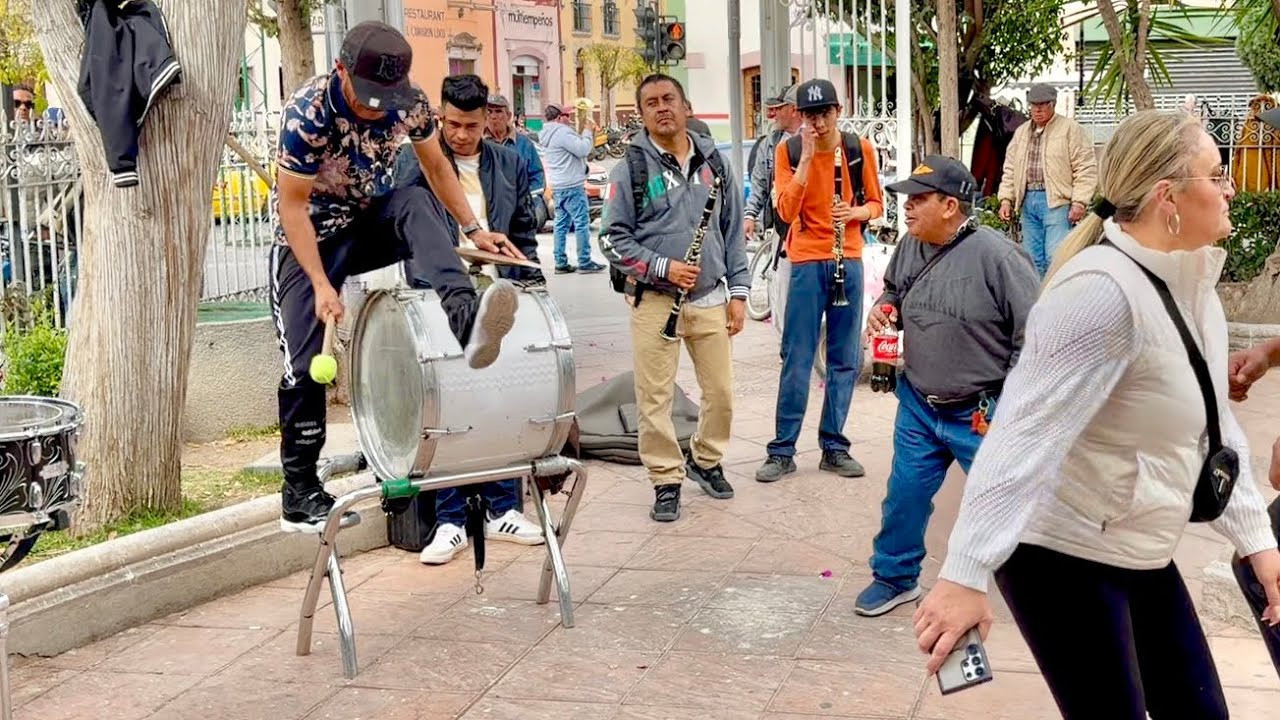 SE SUBIO A LA TAMBORA PARA DARLE CHISPA A LOS QUE ESTABAN BAILANDO