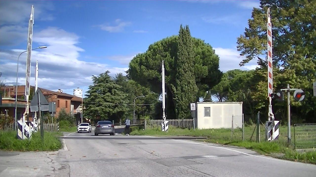 Spoorwegovergang Torrita di Siena (I) // Railroad crossing // Passaggio a livello