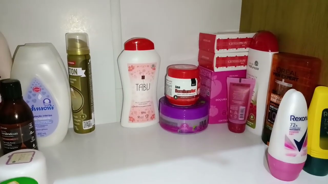 Arrumando a estante de produtos 