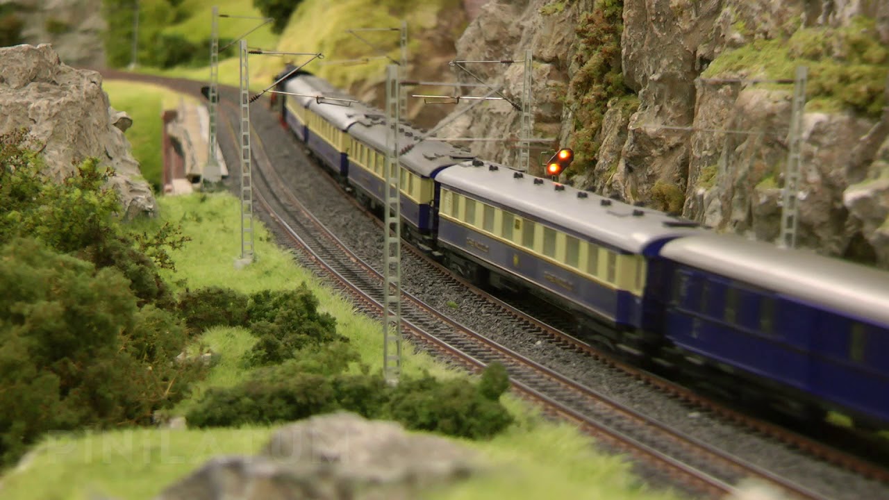 Maquete ferroviária e trens em miniatura em escala HO