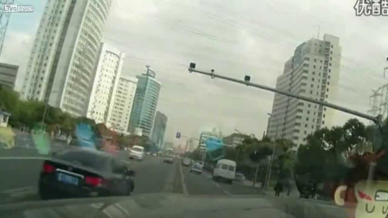 Intense Crash caught on Tape - Crazy Cool Crashes