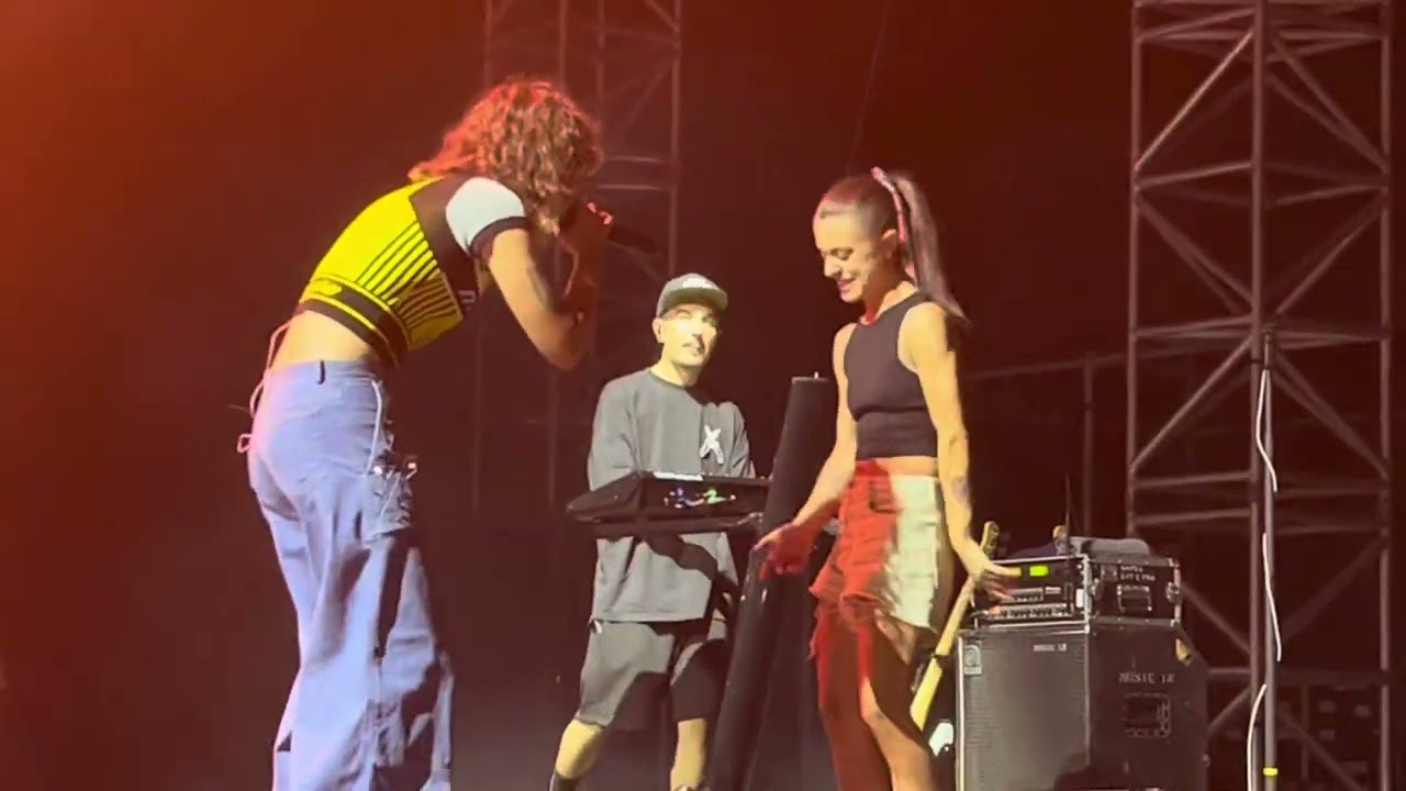 Aranciata Madame live Parma, Parco Ducale, 19 luglio 2023 con fan (Luana) sul palco