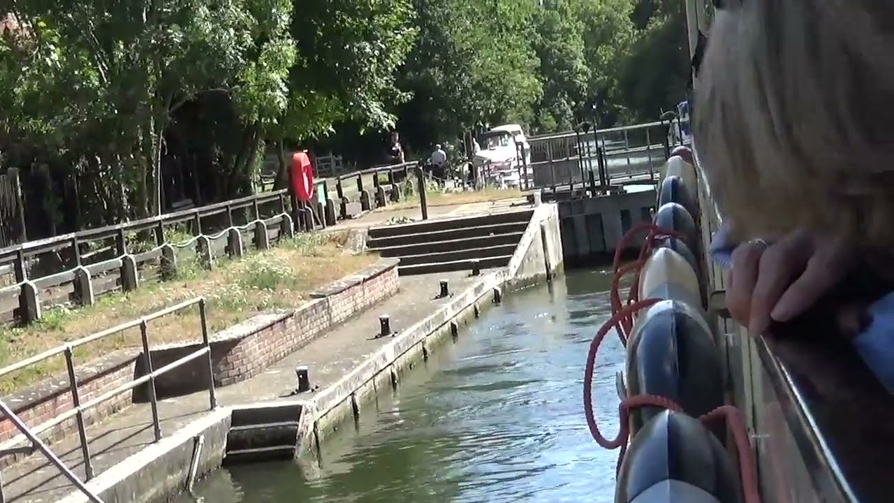 Romney Lock, Windsor, lock opening