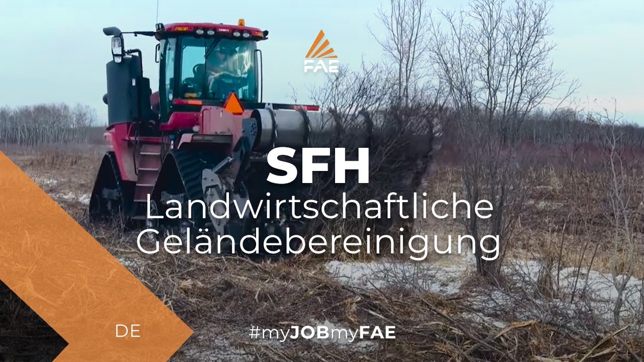 Das FAE Steinbrecher, Mulcher und Fräse bei der Arbeit mit einem CASE Traktor